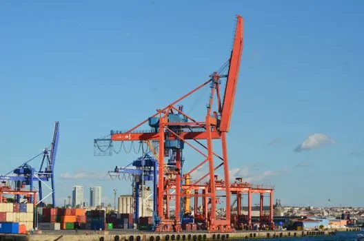 Diaphragm Wall Grab selection for port and terminal operations - Guided vs free-hang: verticality and tolerance
