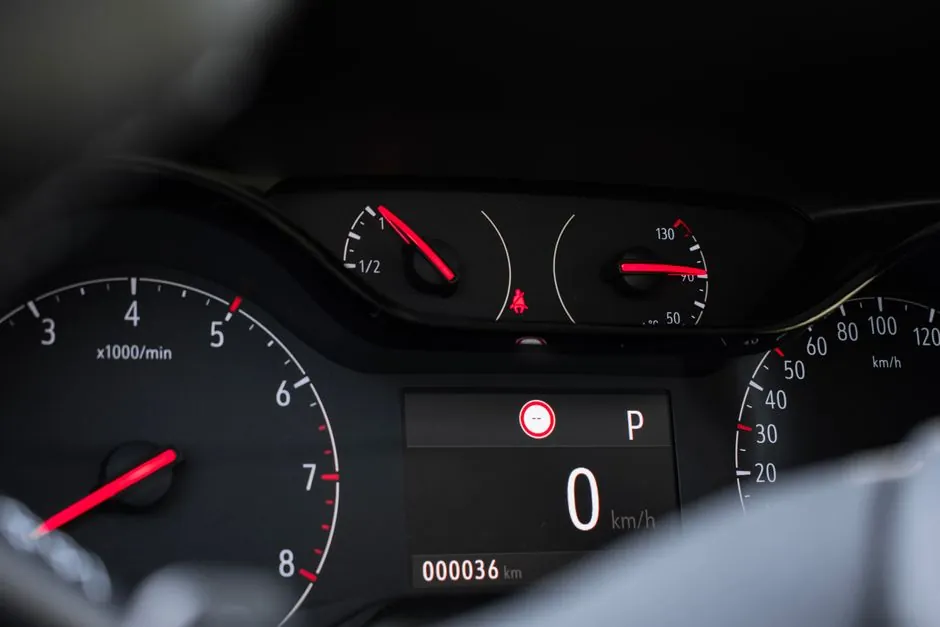 Digital vs Analog Panel Meter Accuracy: Spec-Level Decision Guide