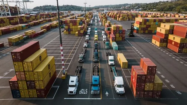 Dynamic Compactor selection for port and terminal operations - Procurement and sourcing signals