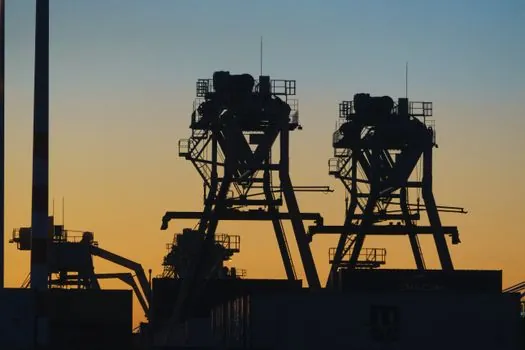 elevator type stacker crane vs rail-guided mast stacker crane - Use Cases and Industry Fit