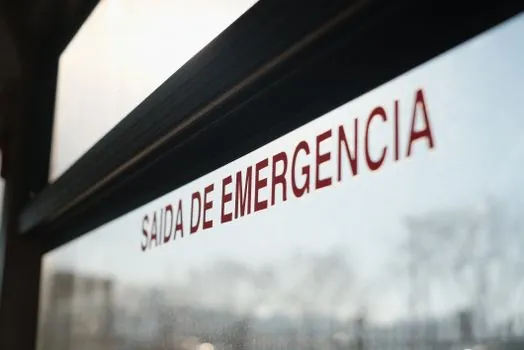 emergency stop vs emergency hold function difference - Power State After Trigger: Removed, Retained, or Actively Held