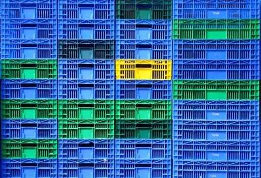 Plastic Pallet selection for electronics handling - Comparing the four material options a buyer actually sees