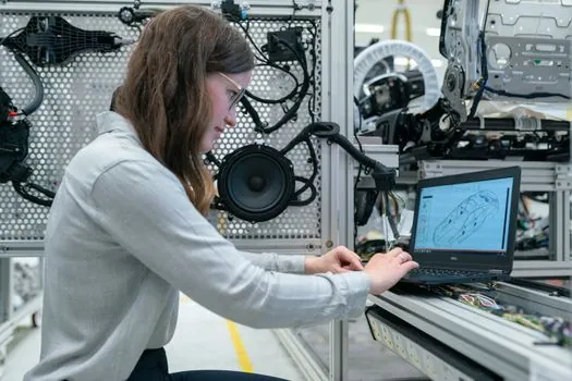 EV traction motor production line design - Comparing the Three Stator Approaches on Line-Build Criteria
