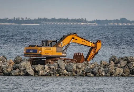 hydraulic excavator pump flow rate and system pressure specification - Sizing Rules and Common Failure Modes