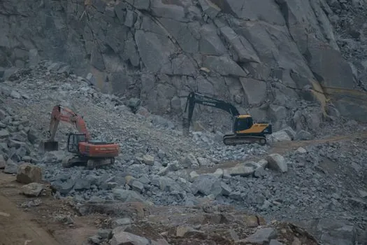 how do you compare excavator models by bucket capacity and dig depth? - Limits, failure modes, and sourcing caveats