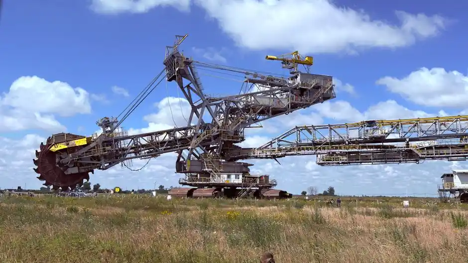Excavator Spec Chart: Operating Weight, Bucket Capacity, Dig Depth