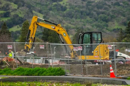 Excavator vs Motor Grader - Cut-and-Fill Geometry: Volume vs Finish