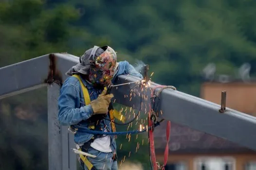 Fall Arrest Harness selection criteria - Webbing, Stitching, and Buckle Logic