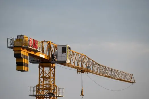 FEM 9.851 cycle time calculation for stacker cranes - Selection criteria: cycle time, energy, and DC/h trade-offs