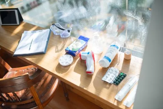 First Aid Kit selection for food processing - Detectable dressings: blue colour, metal-detectable strip, or both