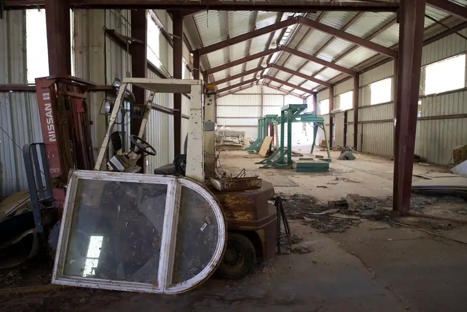 Forklift installation guide: tracker, rough-terrain rigging, and electric commissioning
