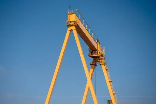 free-standing tower crane vs tied-in tower crane structural support - Comparison: Free-Standing vs Tied-In Support Arrangements