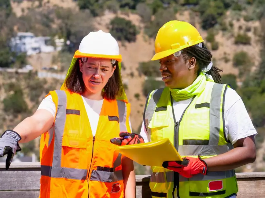 Full Brim vs Cap Style Hard Hat: Sun, Rain, and Side-of-Face Coverage