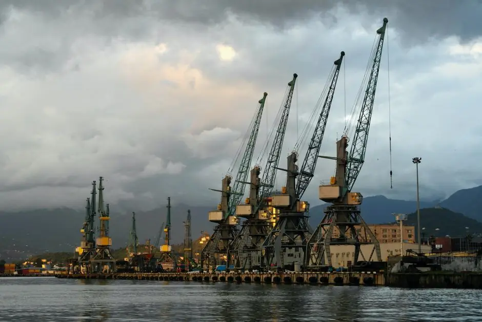 Gantry Crane Selection for Landfill Operations: Span, Corrosion, and Duty Class