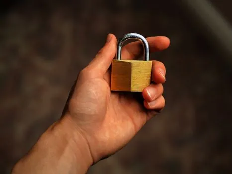 guard locking handle module with integrated e-stop and pushbuttons - Selection criteria: matching module to risk and topology