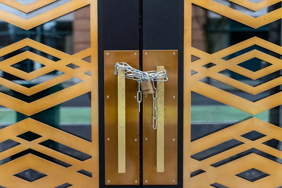 Guard Locking vs Non-Locking Safety Interlock Switches: Selection Guide