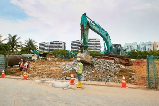 high-reach demolition excavator vs long reach excavator - Attachment Compatibility and Tool Limits
