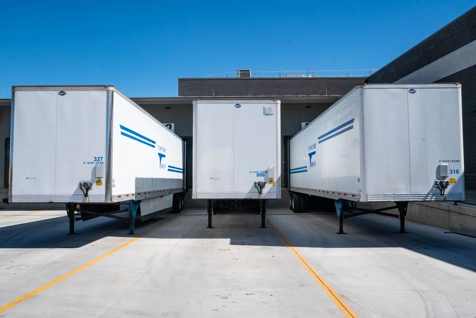 How a Dock Leveler Bridges a Trailer Gap: Mechanism, Types, and Spec Ranges