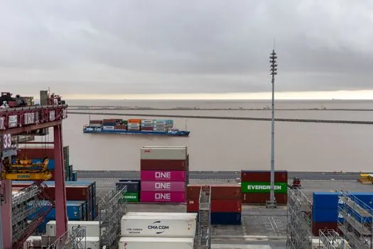 how do automated rail mounted gantry cranes stack containers without an operator? - Hardware envelope and sensing limits to budget for