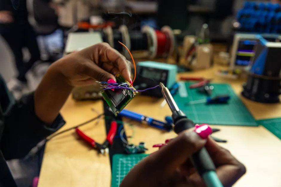 How the PCB Supply Chain Works: Stages, Risks, and Selection Criteria
