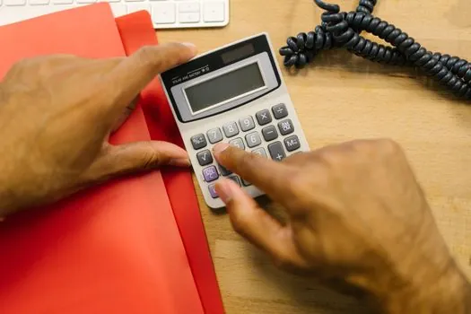 how to choose a Moisture Analyzer - Calibration, Data Handling, and Operating Costs