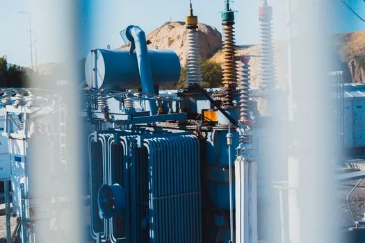 are HVDC transformer lead times longer than AC power transformer lead times? - Comparison: HVDC converter vs AC power vs distribution transformer lead times