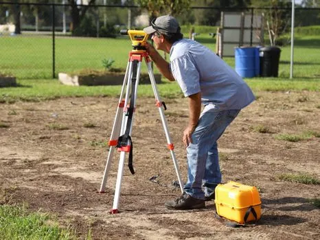 hydrostatic level transmitter vs Laser Level - Accuracy, Range, and Beam Behavior