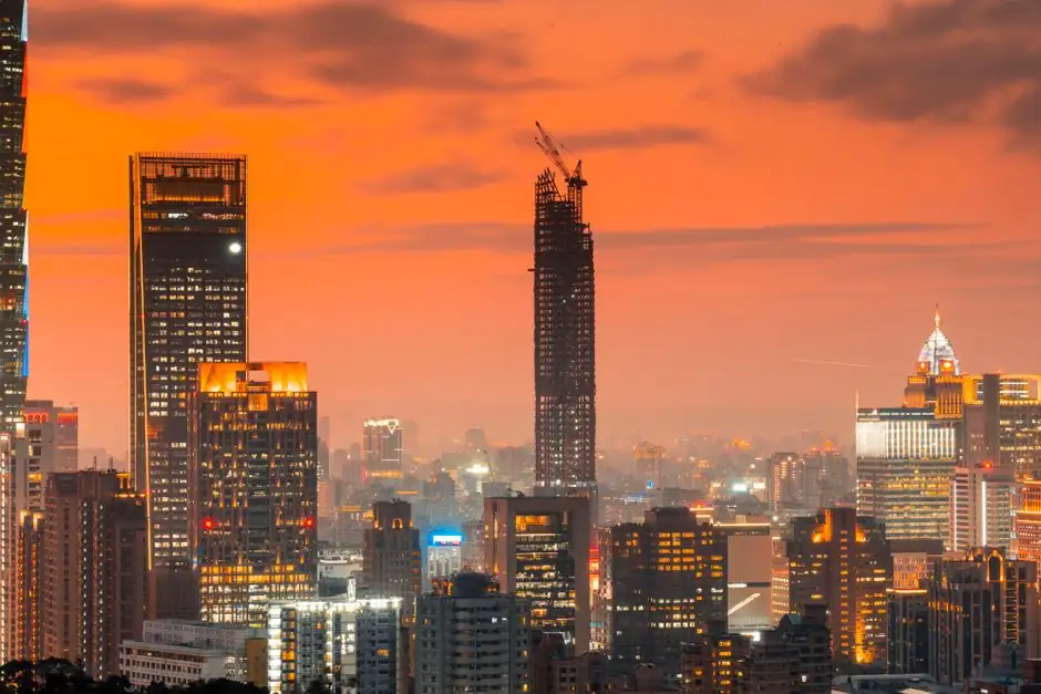 Internal vs External Climbing Tower Cranes for High-Rise Cores