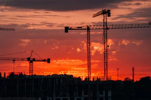 internal climbing tower crane vs external tower crane on high-rise cores - Use-case mapping: pick internal, pick external, or hybridise
