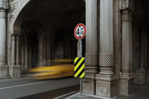 does ISO 3691-4 apply to autonomous mobile robots? - Zones, speed limits, and protective fields