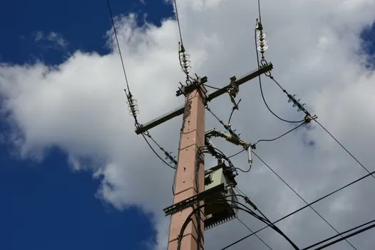 how do you isolate a faulted cable section with load break switches on a loop? - Step-by-Step Procedure: Bracketing a Fault on a Pad-Mounted Loop