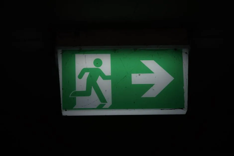 Lab emergency light selection: 2026 spec gates and photometric floors