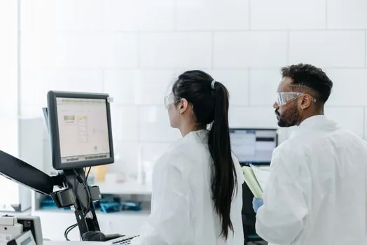 Safety Fence selection for laboratories - Compliance Mapping: EN ISO 14120, ANSI/RIA R15.06, and Lab-Specific Codes