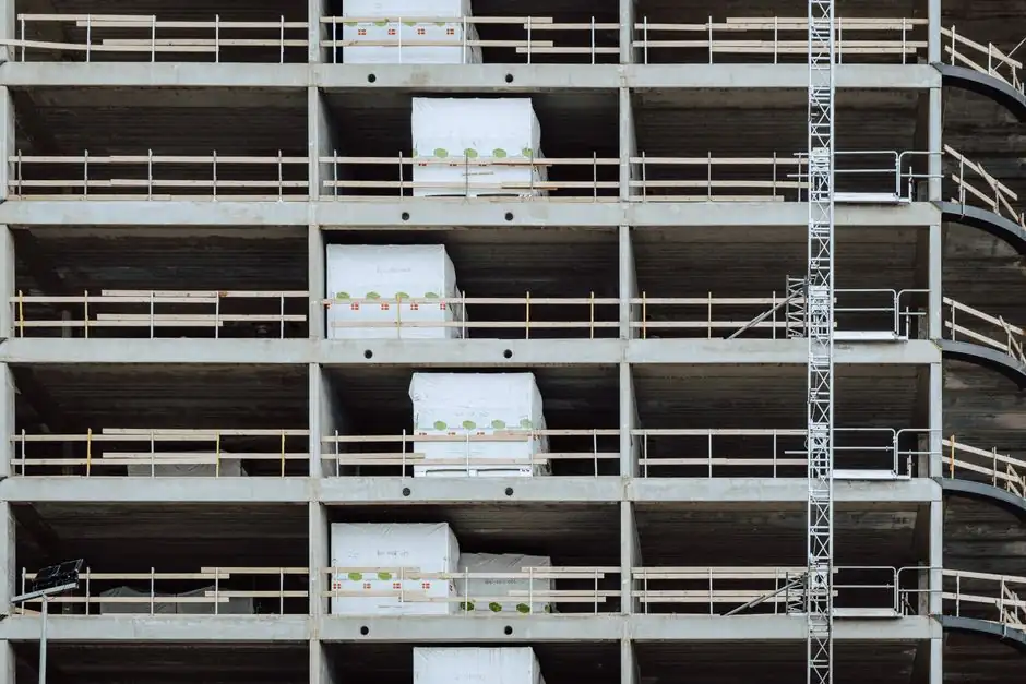 Laser Screed Selection for Steel Construction: Head, Reach, and Grade Control