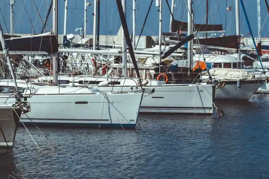 Marine lock nut selection: material, mechanism, zone