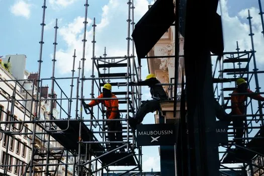 mobile scaffold tower types and applications - Material choice: aluminium vs GRP (fibreglass)