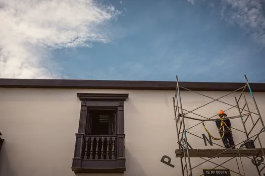 mobile scaffold tower vs Scaffolding - Compliance Map: EN 1004, OSHA 1926.452(w), and the Moving Rule