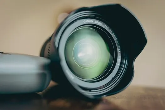 does a motorized zoom lens lose accuracy compared with fixed magnification optics on a VMM? - Where fixed magnification remains the right call