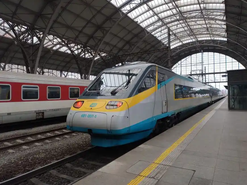 Optical Glass Selection for Rail: Signalling, Detection, and Imaging Specs