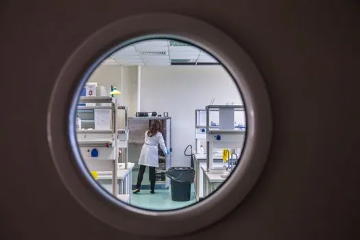how many particle counters does an ISO class 7 cleanroom need? - ISO 7 vs Stricter Classes: Where the Counter Count Jumps