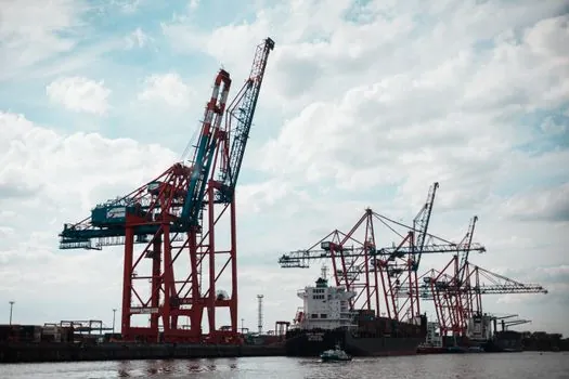 Stacker Crane selection for pharmaceutical distribution - Decision Comparison: Single-Mast vs Double-Mast for Pharma