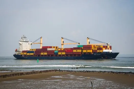 Pneumatic Conveying System selection for port logistics - Comparison: dilute-phase, dense-phase and mechanical at the berth