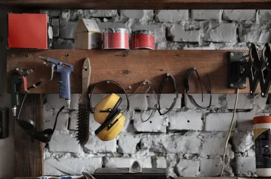 Pneumatic Nail Gun safety requirements and precautions - PPE and Workpiece Inspection