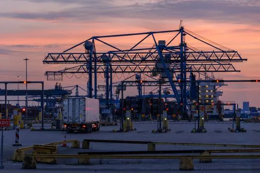 Forklift selection for port and terminal operations - Selection matrix: machine class versus load and surface