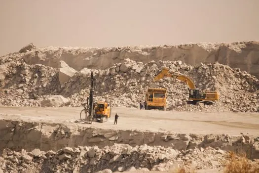 Excavator specifications for quarrying - Selection Criteria: Quarry Size, Rock Hardness, Truck Match