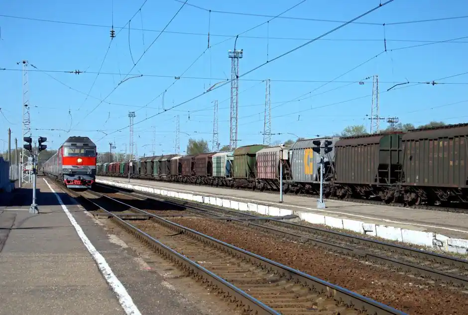 Rail-grade synthetic resin selection: 2026 spec map