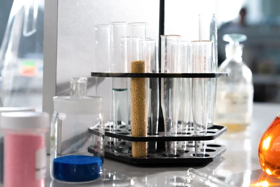 Reagent Raw Material vs Formulated Lab Chemical: Grade-Based Spec Decision