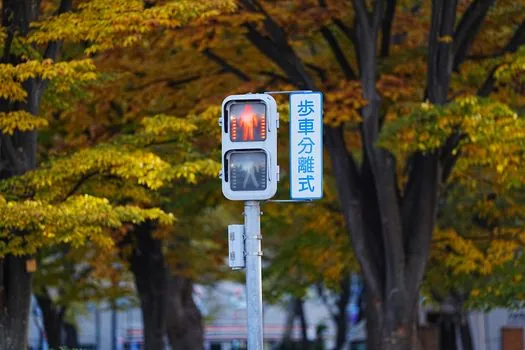 can a red pushbutton be used for a normal stop under IEC 60204-1? - Verification Path and Trackable Signals