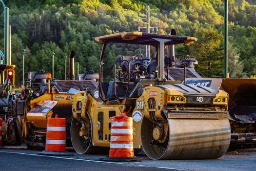 Road Roller vs Skid Steer Loader - Attachment and integration: hydraulic flow, quick couplers, and telematics