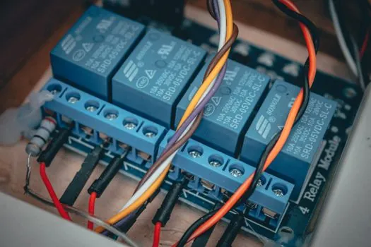 Safety Relay buying guide 2026 - Standards, wiring practices, and the diagnostic signals to demand